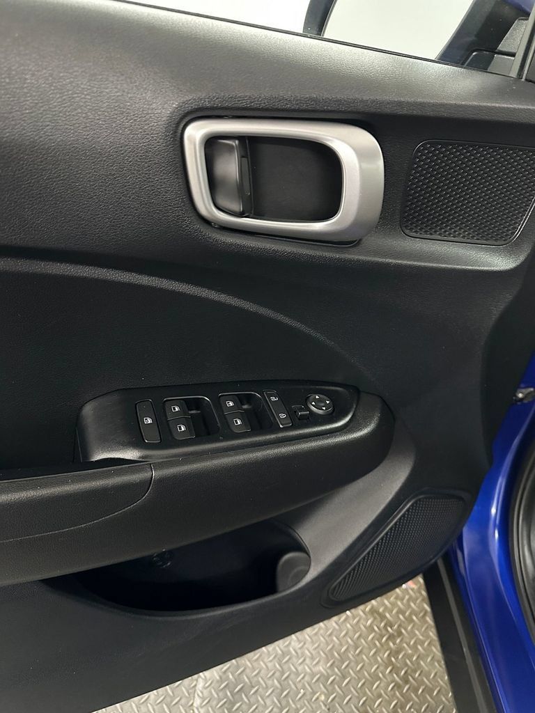 Used 2022 Hyundai Venue FWD image 9