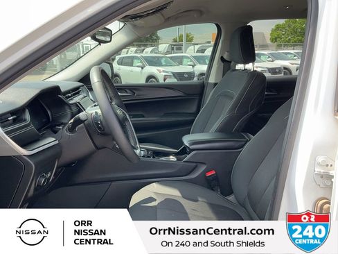 Used 2023 Jeep Grand Cherokee L Laredo image 19