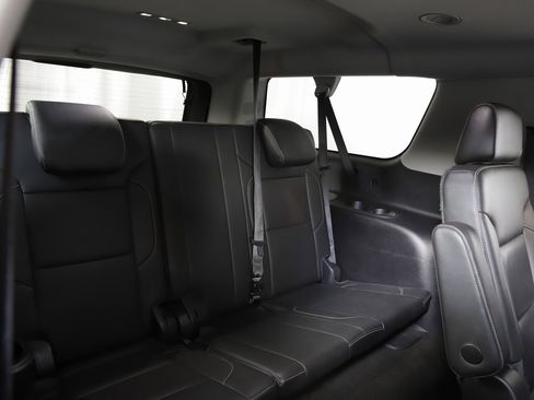 Used 2018 Chevrolet Suburban LT image 9