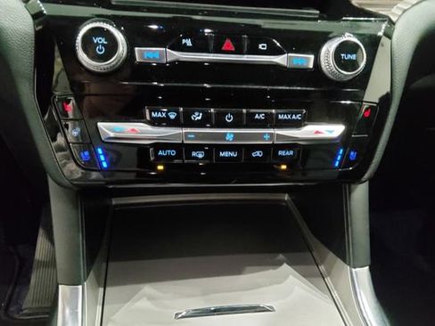 Used 2023 Ford Explorer Limited w/ Equipment Group 301A AWD/4WD image 33
