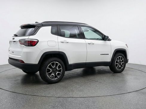 Used 2025 Jeep Compass Trailhawk AWD/4WD image 9
