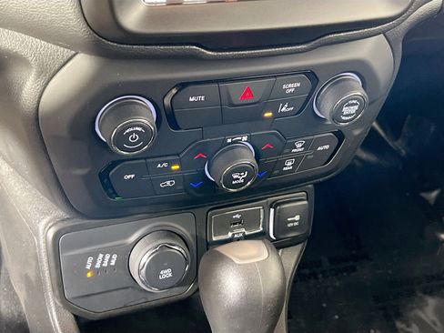 Used 2022 Jeep Renegade Latitude AWD/4WD image 16