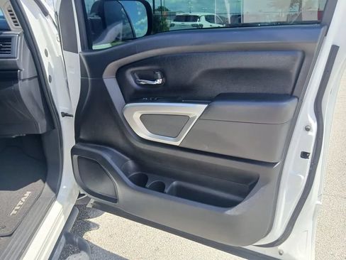 Used 2022 Nissan Titan SV w/ SV Convenience Package RWD image 30