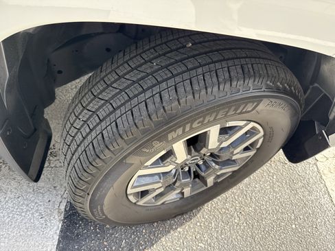 Used 2024 Nissan Frontier SL w/ Technology Package image 9