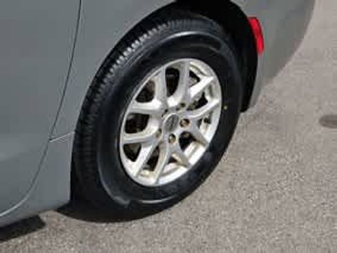 Used 2022 Chrysler Pacifica Touring-L FWD image 18