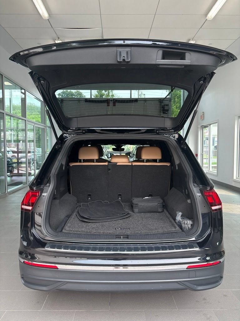 Used 2023 Volkswagen Tiguan SE AWD/4WD image 15