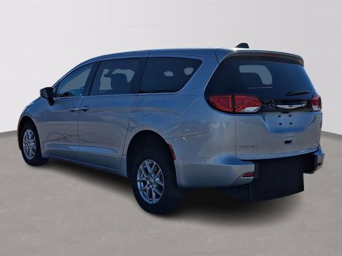 Used 2022 Chrysler Voyager LX image 4