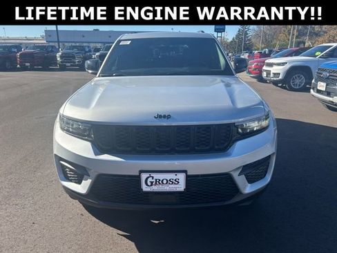 Used 2025 Jeep Grand Cherokee Altitude AWD/4WD image 3