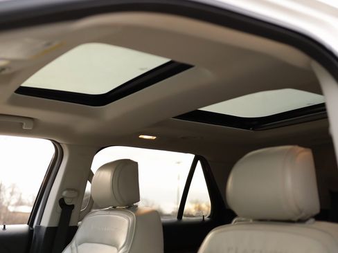 Used 2017 Ford Explorer Platinum image 25