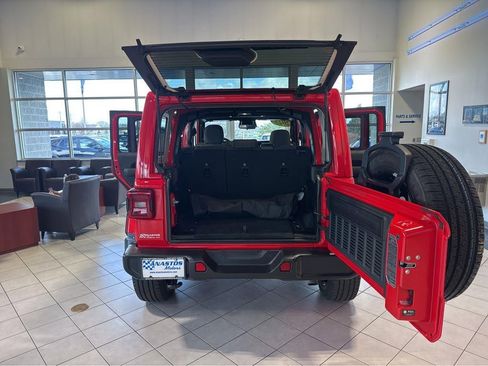 Used 2025 Jeep Wrangler Unlimited Sahara AWD/4WD image 11