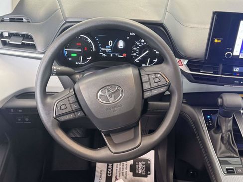 Used 2026 Toyota Sienna LE FWD image 14