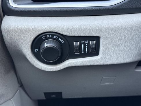 Used 2023 Chrysler Voyager LX image 19