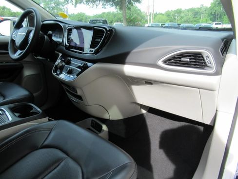 Certified 2023 Chrysler Pacifica Touring-L FWD image 11