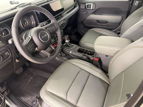 Used 2025 Jeep Gladiator Mojave AWD/4WD image 26