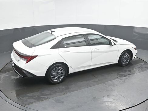 New 2026 Hyundai Elantra Hybrid FWD image 32
