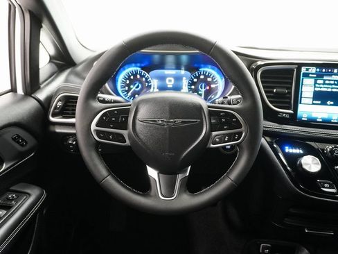 New 2026 Chrysler Pacifica Select FWD image 19