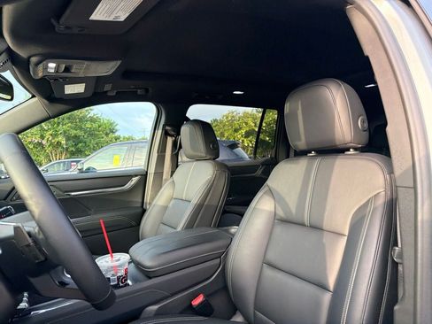 Used 2024 GMC Acadia Elevation w/ Luxury Package FWD image 9