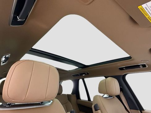 Used 2025 Land Rover Range Rover SE AWD/4WD image 17