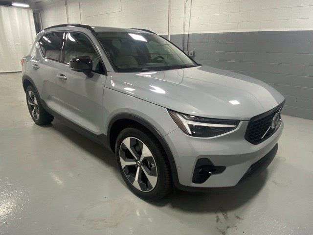 Certified 2026 Volvo XC40 B5 Plus AWD/4WD image 4