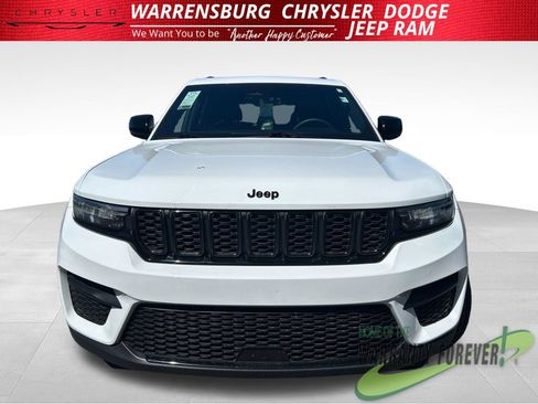 Used 2025 Jeep Grand Cherokee Altitude AWD/4WD image 3