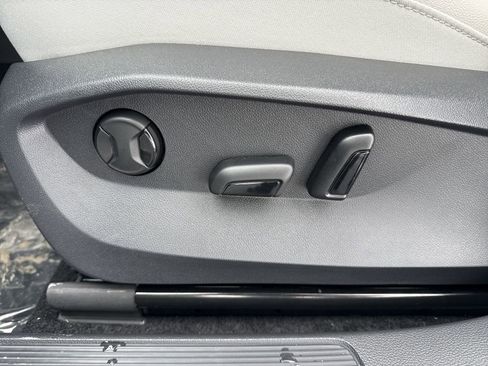 New 2026 Volkswagen Taos SE image 13