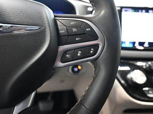 Used 2024 Chrysler Pacifica Touring-L image 23