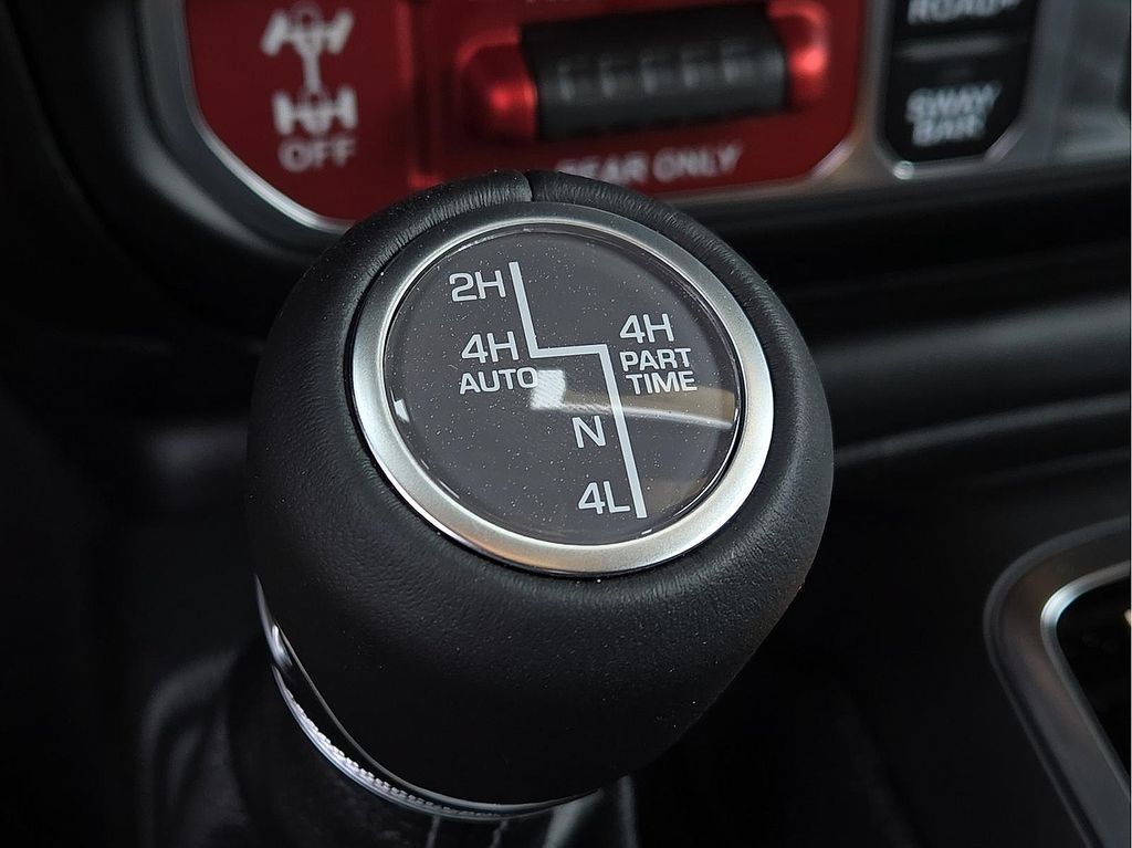 Used 2025 Jeep Gladiator Rubicon AWD/4WD image 29