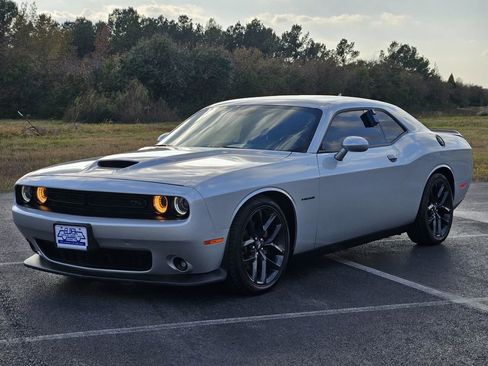 Used 2022 Dodge Challenger R/T w/ Plus Package image 3