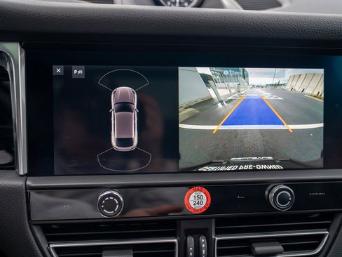 Certified 2025 Porsche Macan AWD/4WD image 18