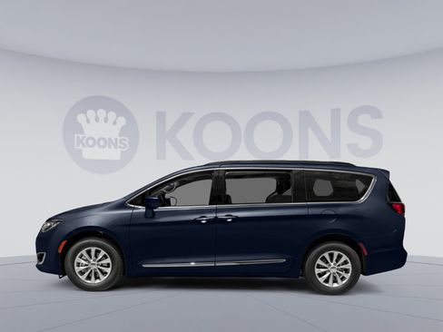 Used 2017 Chrysler Pacifica Touring-L image 4