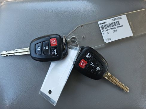 Used 2017 Toyota Camry LE w/ Four Season Floor Mat Package FWD image 15