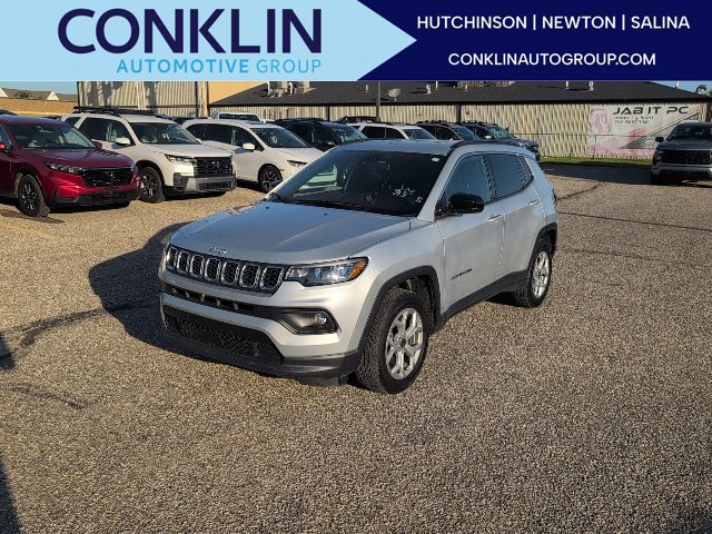 Used 2025 Jeep Compass Latitude AWD/4WD image 1