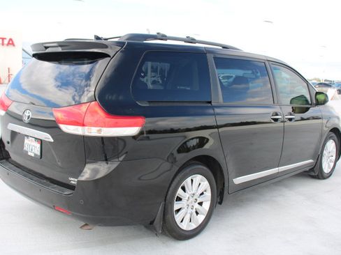 Used 2012 Toyota Sienna Limited w/ Premium Pkg image 3