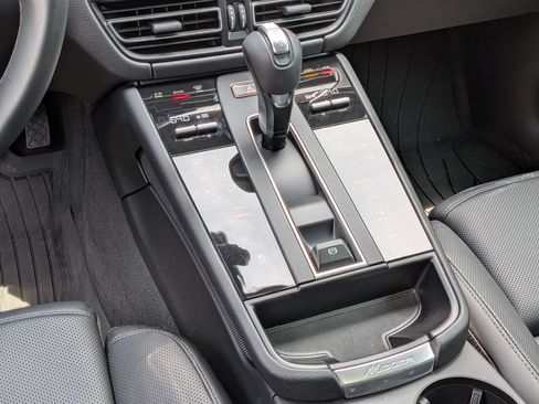 Certified 2026 Porsche Macan AWD/4WD image 17