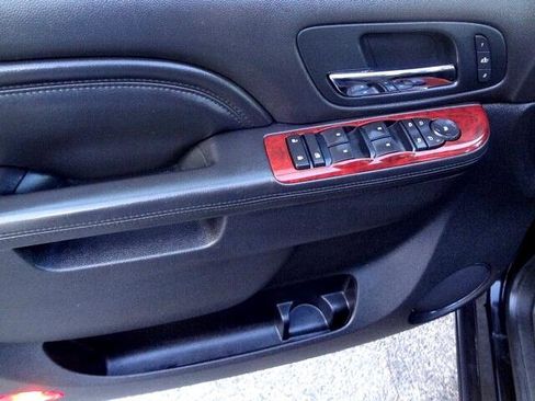 Used 2011 Cadillac Escalade Premium image 23