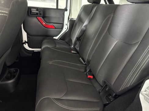 Used 2017 Jeep Wrangler Unlimited Rubicon w/ Connectivity Group image 12