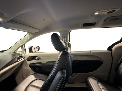 Used 2023 Chrysler Pacifica Touring-L FWD image 41