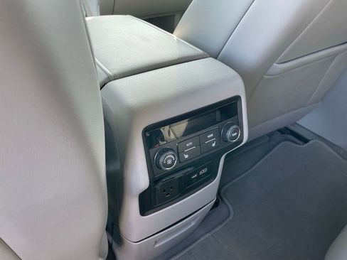 Used 2022 GMC Acadia SLT w/ Preferred Package FWD image 25