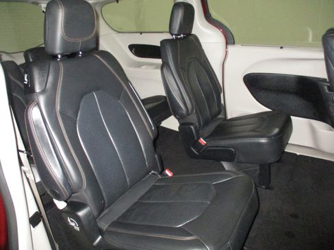 Used 2017 Chrysler Pacifica Touring-L Plus FWD image 13