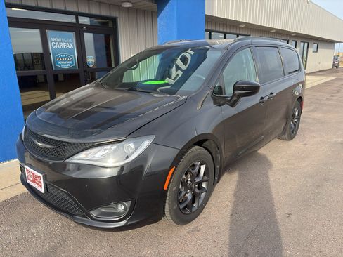 Used 2018 Chrysler Pacifica Touring-L w/ Premium Audio Group image 2