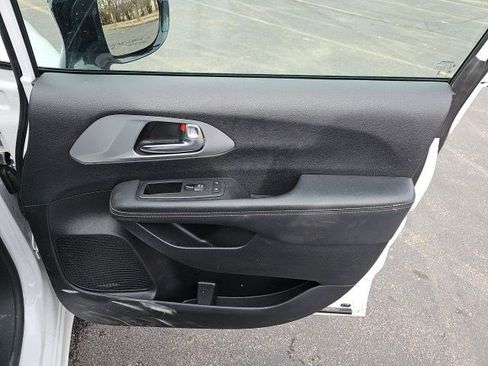 Used 2025 Chrysler Pacifica Limited FWD image 15