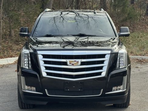 Used 2018 Cadillac Escalade ESV Luxury image 3