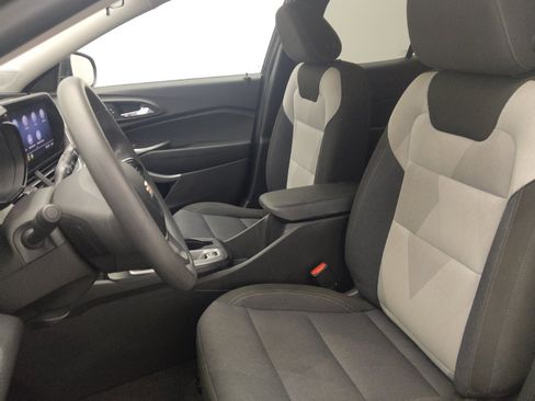 Used 2025 Chevrolet Trax LS FWD image 17