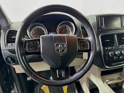 Used 2019 Dodge Grand Caravan SXT FWD image 12