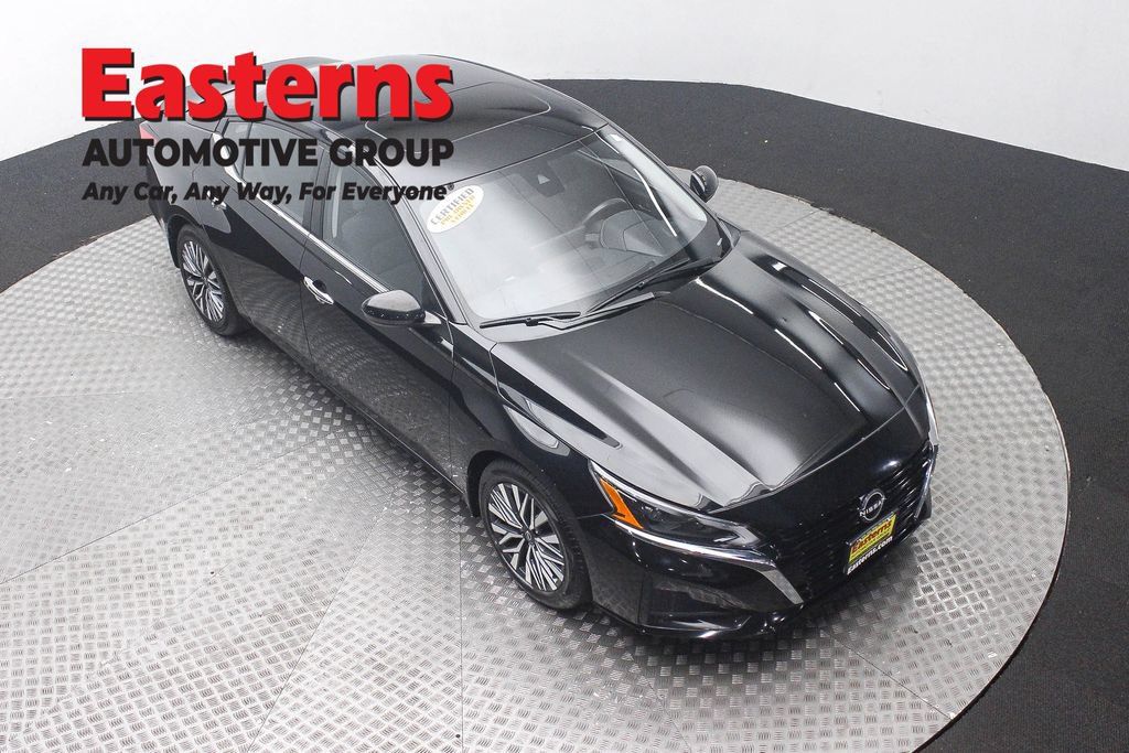 Used 2024 Nissan Altima 2.5 SV w/ SV Premium Package FWD image 3