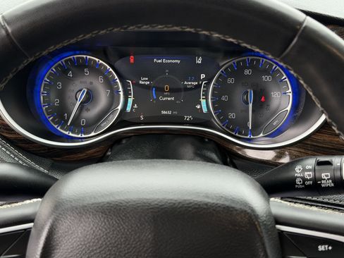 Used 2024 Chrysler Pacifica Limited FWD image 19