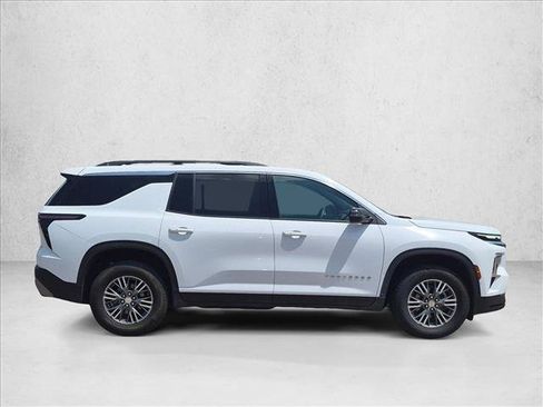 Used 2025 Chevrolet Traverse LT FWD image 4