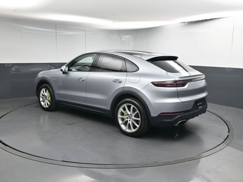 Used 2023 Porsche Cayenne E-Hybrid image 3
