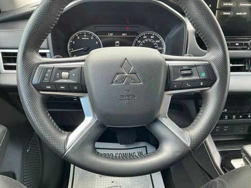 Used 2025 Mitsubishi Outlander AWD image 39