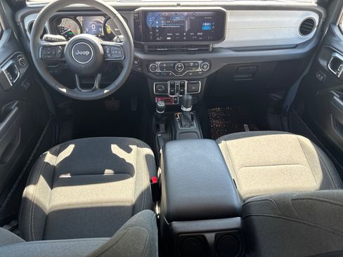 Used 2025 Jeep Wrangler Willys image 23